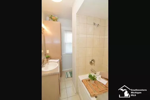 Bath - 201 N Dettman, Jackson, MI 49202 photo 1 of 1