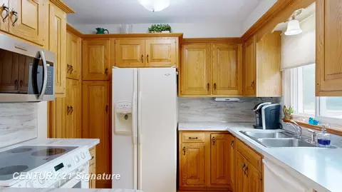 Kitchen - 4386 N Elms, Flushing, MI 48433 photo 3 of 4