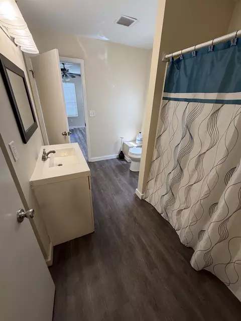 Bath - 426 Dell, Flint, MI 48507 photo 3 of 4