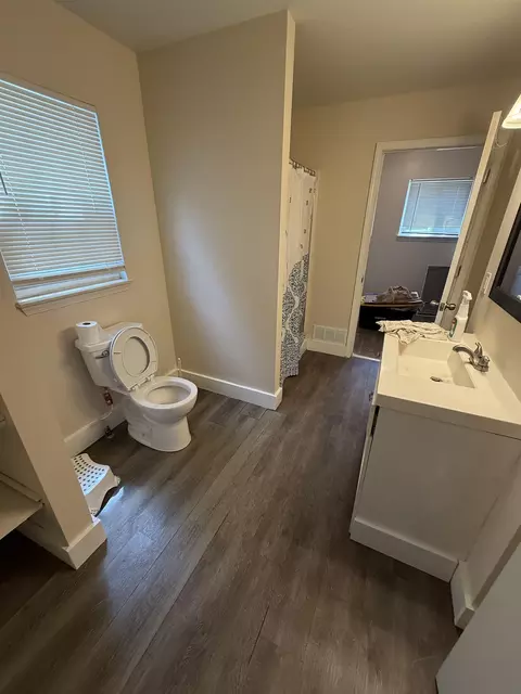 Bath - 426 Dell, Flint, MI 48507 photo 1 of 4