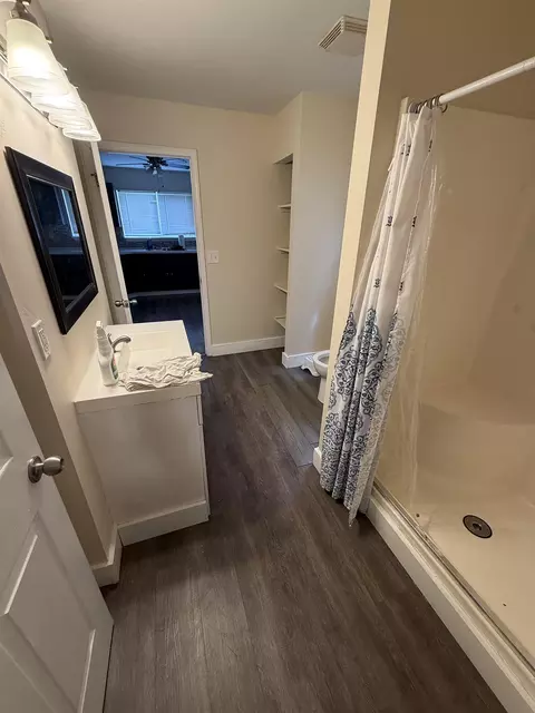 Bath - 426 Dell, Flint, MI 48507 photo 2 of 4