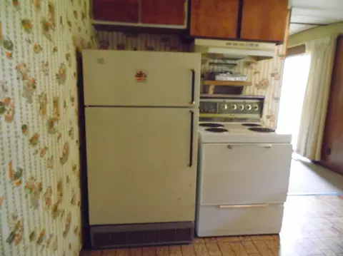 Kitchen - 668 Big Oaks, Gladwin, MI 48624 photo 3 of 7