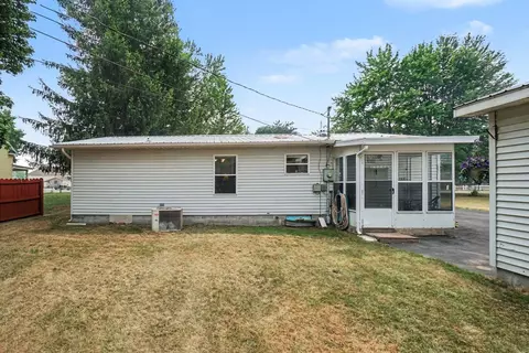 Exterior - 425 E Maple, Gladwin, MI 48624 photo 2 of 3