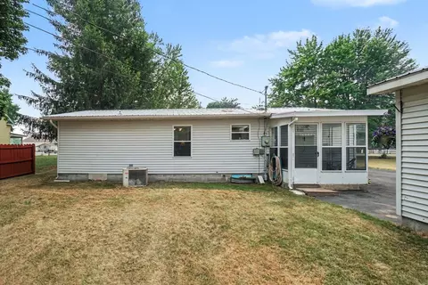 425 E Maple, Gladwin, MI 48624 photo 2