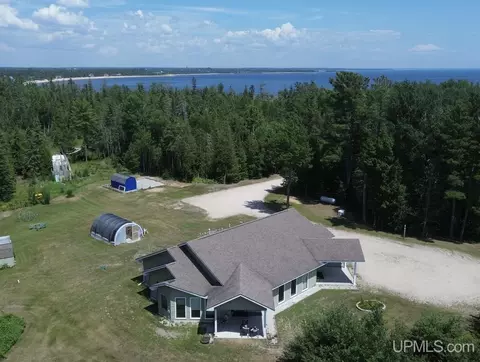 8082 W Us 2, Manistique, MI 49854