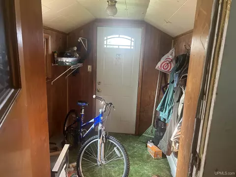 Entry Way - 313-315 E Pearl, Ishpeming, MI 49849 photo 9 of 15