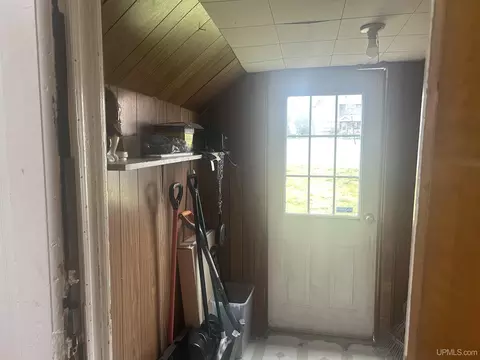 Entry Way - 313-315 E Pearl, Ishpeming, MI 49849 photo 2 of 15