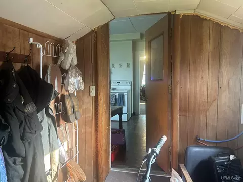 Entry Way - 313-315 E Pearl, Ishpeming, MI 49849 photo 10 of 15