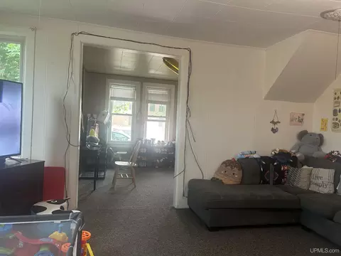 Living - 313-315 E Pearl, Ishpeming, MI 49849 photo 2 of 4