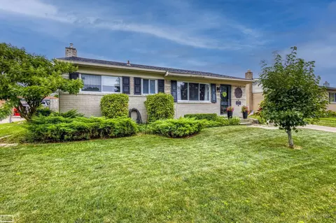 18030 Edgefield, Clinton Township, MI 48035