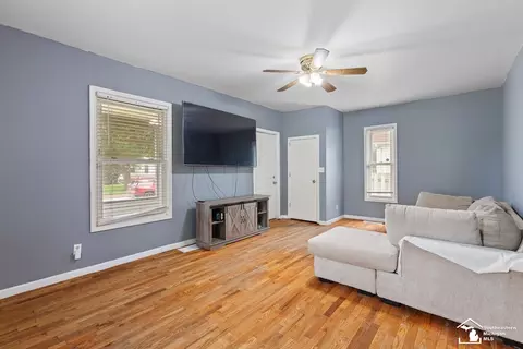 Living - 212 N Thompson, Jackson, MI 49202 photo 4 of 6