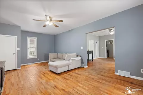 Living - 212 N Thompson, Jackson, MI 49202 photo 1 of 6