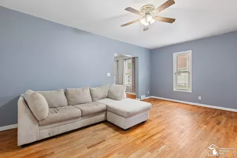 Living - 212 N Thompson, Jackson, MI 49202 photo 2 of 6