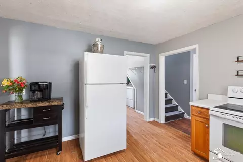 Entry Way - 212 N Thompson, Jackson, MI 49202 photo 4 of 6