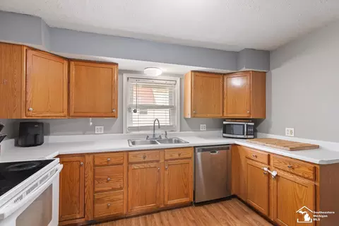 Kitchen - 212 N Thompson, Jackson, MI 49202 photo 2 of 3
