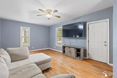 Living - 212 N Thompson, Jackson, MI 49202 photo 3 of 6