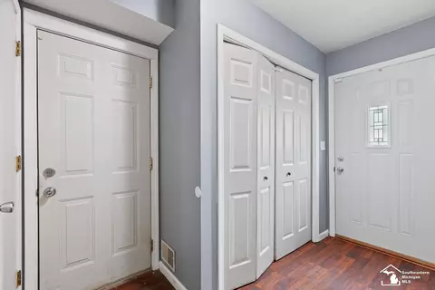 Entry Way - 212 N Thompson, Jackson, MI 49202 photo 5 of 6