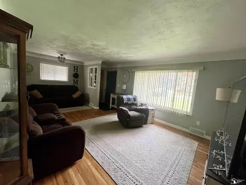 Living - 2071 Maplecrest, Carleton, MI 48117 photo 2 of 3