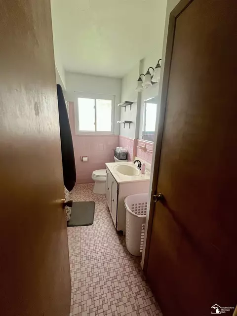 Bath - 2071 Maplecrest, Carleton, MI 48117 photo 1 of 2