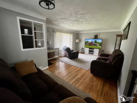 Living - 2071 Maplecrest, Carleton, MI 48117 photo 3 of 3