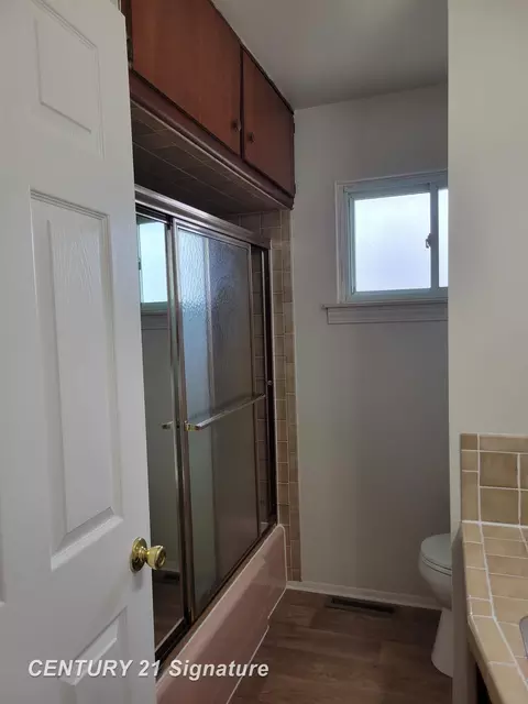 Bath - 2031 Chelan, Flint, MI 48503 photo 1 of 2