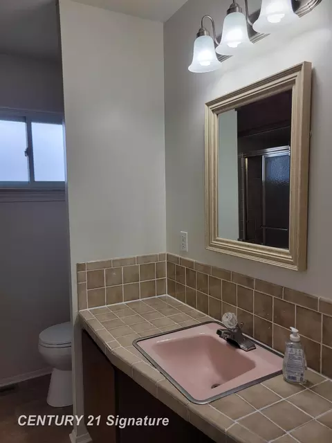 Bath - 2031 Chelan, Flint, MI 48503 photo 2 of 2