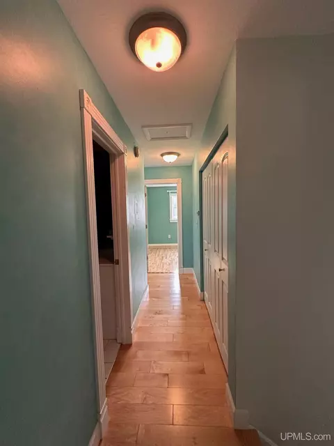 Entry Way - 1515 Glenwood, Ishpeming, MI 49849 photo 5 of 6