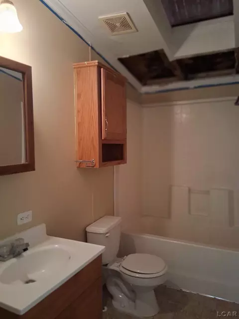 Bath - 1022 Davis, Adrian, MI 49221 photo 2 of 3