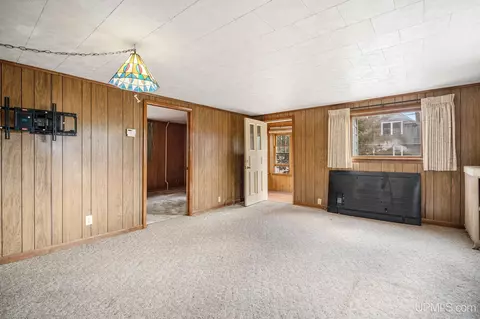Living - 326 W Barnum, Ishpeming, MI 49849 photo 2 of 4