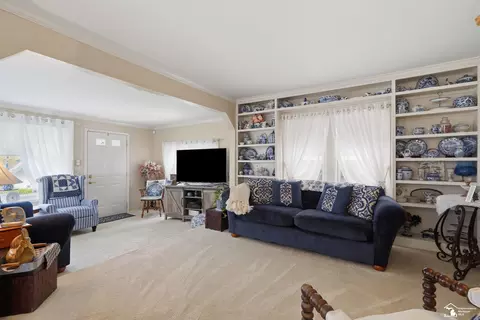 Living - 26396 Sibley, Romulus, MI 48174 photo 3 of 4