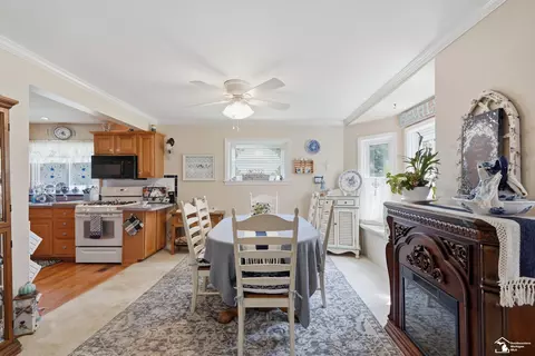Dining - 26396 Sibley, Romulus, MI 48174 photo 1 of 3