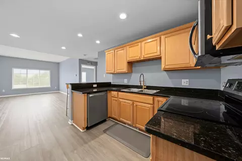 5537 Acorn #101, Sterling Heights, MI 48314