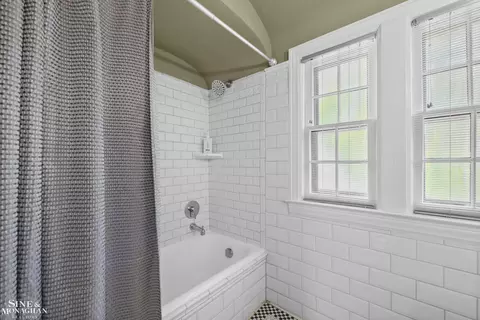 Bath - 245 Ridgemont, Grosse Pointe Farms, MI 48236 photo 2 of 3