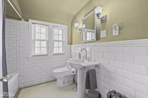 Bath - 245 Ridgemont, Grosse Pointe Farms, MI 48236 photo 1 of 3