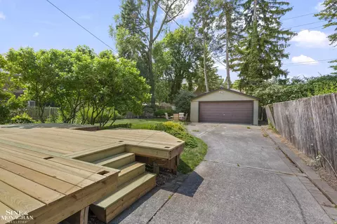 Exterior - 245 Ridgemont, Grosse Pointe Farms, MI 48236 photo 5 of 11