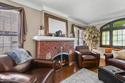 Living - 245 Ridgemont, Grosse Pointe Farms, MI 48236 photo 2 of 5