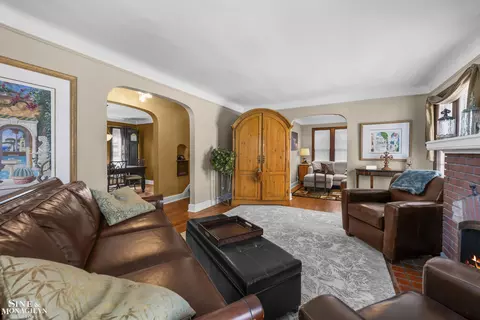 Living - 245 Ridgemont, Grosse Pointe Farms, MI 48236 photo 3 of 5