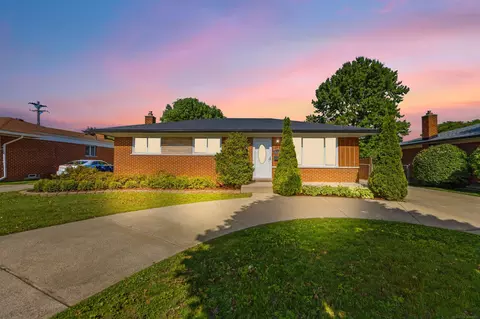 30121 Gloede, Warren, MI 48088