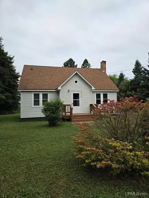 718 Zinc St #2, Ontonagon, MI 49953