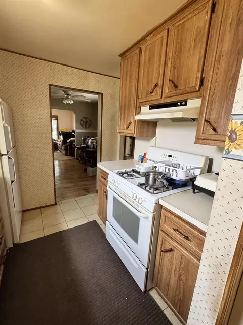 Kitchen - 25244 Eureka, Warren, MI 48091 photo 2 of 2