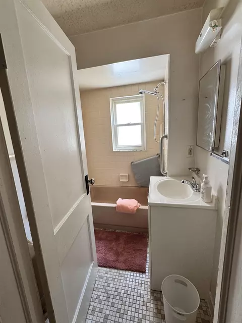 Bath - 25244 Eureka, Warren, MI 48091 photo 1 of 2