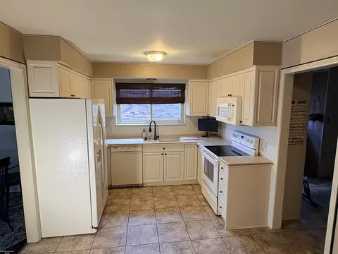 Kitchen - 47168 Blueridge, Macomb, MI 48044 photo 2 of 2