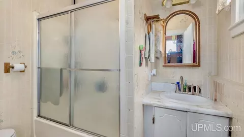 Bath - 917 Washington, Escanaba, MI 49829 photo 1 of 1