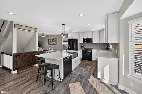 Kitchen - 7504 Wicklow N, Davison, MI 48423 photo 4 of 5