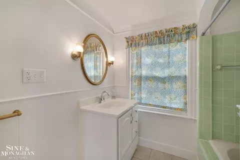 Bath - 1396 Vernier, Grosse Pointe Woods, MI 48236 photo 2 of 3