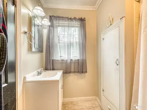 Bath - 711 Harrison, Monroe, MI 48161 photo 2 of 3