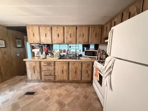 Kitchen - 4070 N Valley Vw, Harrison, MI 48625 photo 1 of 2