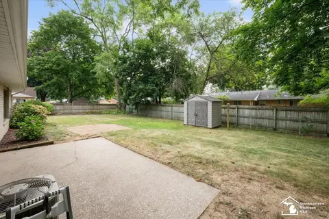 Exterior - 7498 Apache, Temperance, MI 48182 photo 6 of 9