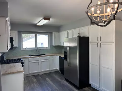 Kitchen - 522 Autumn, Flushing, MI 48433 photo 2 of 2