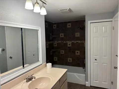 Bath - 522 Autumn, Flushing, MI 48433 photo 1 of 2